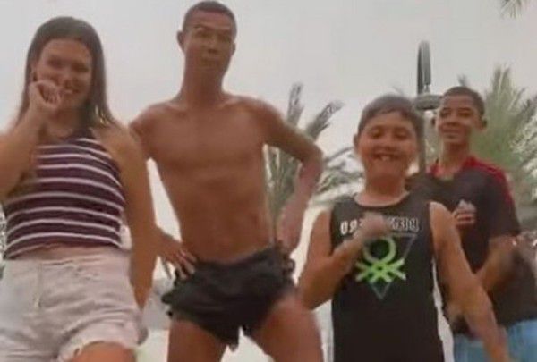 沃克的防守总是很出色，他的有球能力也很强，正如他在对阵浦和红钻时的精彩助攻一样，我为他们俩感到高兴。