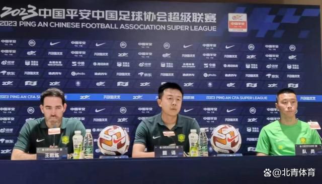 保安为了保护孙俪的安全，极力阻挡粉丝靠近，不过孙俪在现场似乎很是为粉丝考虑，忙阻拦保安不要推搡人 孙俪大衣裹身藏孕肚悠闲逛街 母亲在旁小心呵护 2014-04-18 近日，怀有身孕的孙俪取消了所有工作安心待产，没有了工作的牵绊孙俪日子过得相当悠闲。