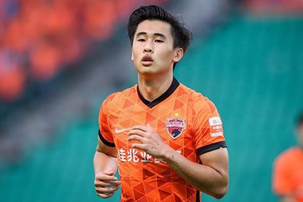 随后，老公王弢也转发微博写道：“一家四 姜潮宣布老婆麦迪娜怀二胎 晒“一家四口”合照 2021-05-20 5月20日好消息不断！
