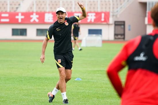 导演本·斯蒂勒、主演欧文·威尔逊、威尔·法瑞尔、贾斯汀瑟鲁亮相，现场十分阳光帅气。。