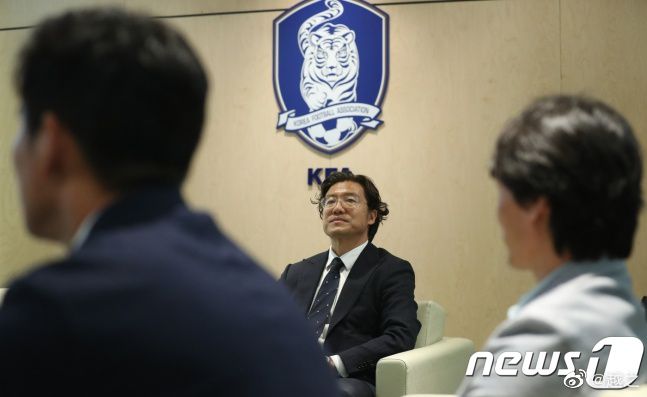萧初然脱口问：不是吧？日本也有人请你去看风水吗？叶辰笑道：你记不记得魏氏制药的魏亮？萧初然点点头：记得，你不是也给他看过风水吗？对。