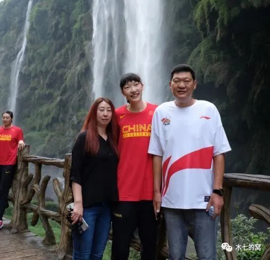 另外一身红色西服套装格外亮眼。