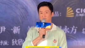 照片中，男主角杰瑞德·莱托吊着威亚从高空飞身跳下，并与马特·史密斯有了一段对峙的戏份。